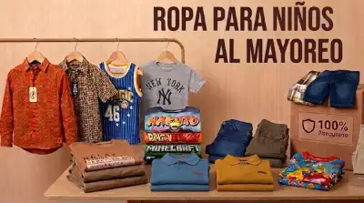 ropa exibiendose en rack y mesa de madera, una caja de carton alado.