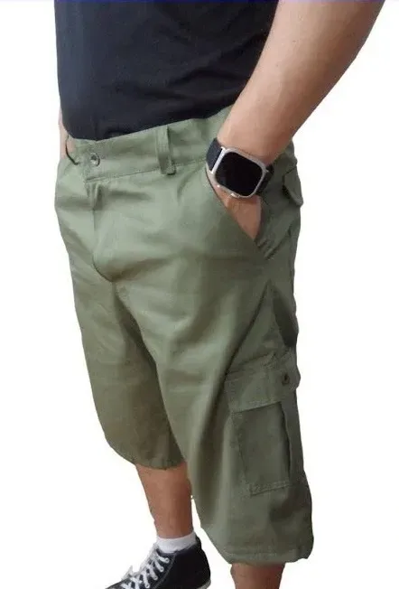 Bermuda de gabardina color verde militar con bolsillos laterales tipo cargo y corte casual para caballero.
