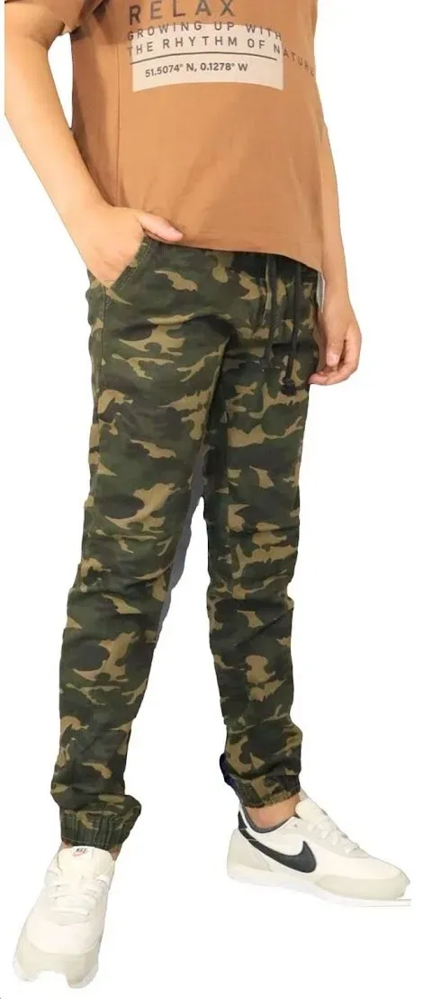 Pantalón jogger con estampado de camuflaje en tonos verdes y café, con cintura elástica y cordón ajustable.