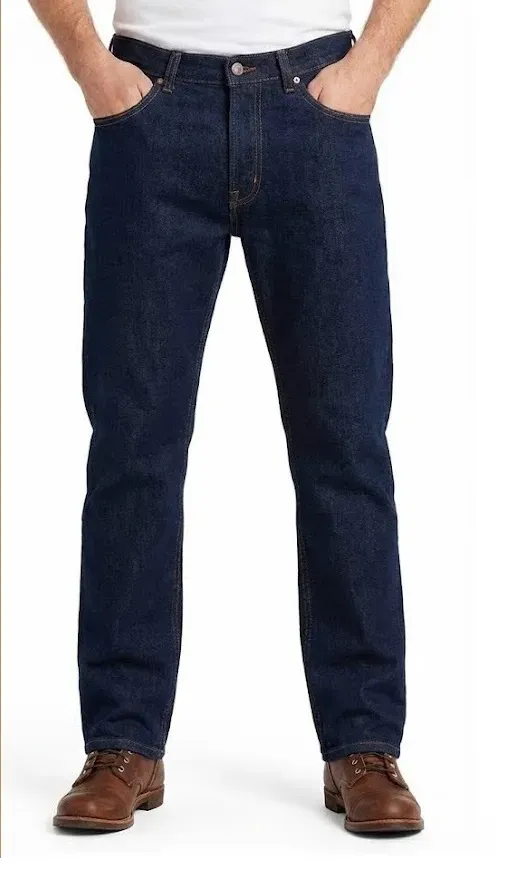 Pantalón vaquero clásico en mezclilla azul oscuro con costuras en color ocre y corte recto de cinco bolsillos.