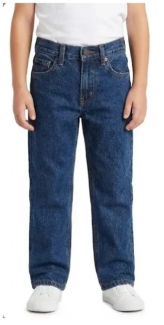 Pantalón de mezclilla azul clásico para niño con corte recto, cinco bolsillos y costuras en color ocre contrastantes.