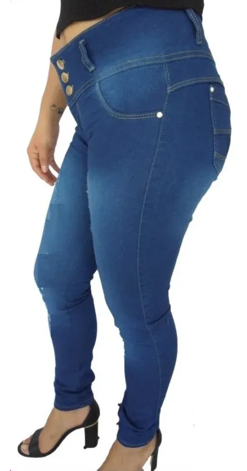 Pantalón de mezclilla azul intenso de talle alto con triple botonadura dorada y corte skinny con efecto push-up.