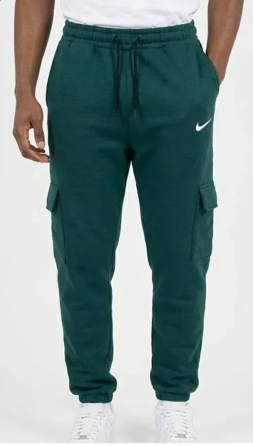Pants afelpado cargo de entrenamiento color verde bosque con bolsillos cargo laterales y el logotipo de Nike en blanco.