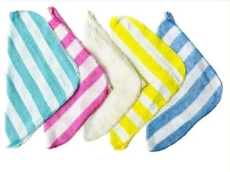 Toallas faciales pequeñas con estampado de rayas de colores: azul, rosa, amarillo y blanco, textura suave de algodón.