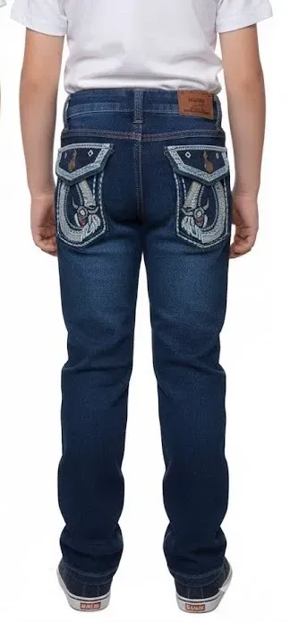 Pantalón vaquero de mezclilla para niño con bordado artístico de herradura y cabeza de caballo en bolsillos traseros.