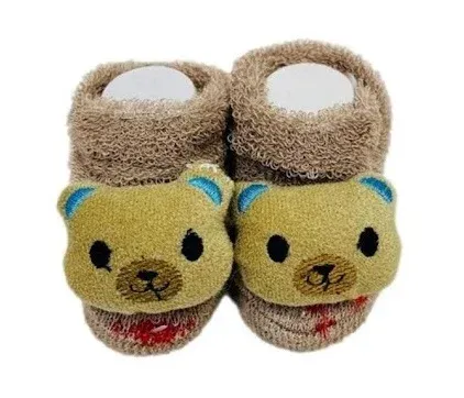 Zapatitos de bebé tipo calcetín en color café con caras de osito bordadas al frente, suaves y cómodos.