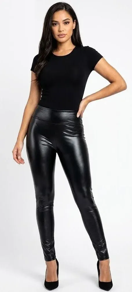 Pantalón vinipiel negro brillante de talle alto con banda elástica ancha y corte ajustado.