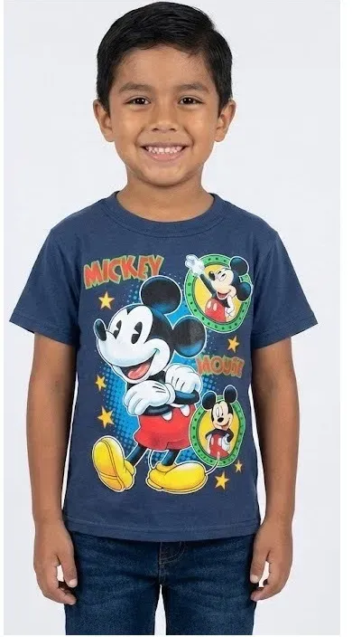 Playera azul marino de manga corta para niño con estampado frontal de Mickey Mouse y detalles de estrellas amarillas.