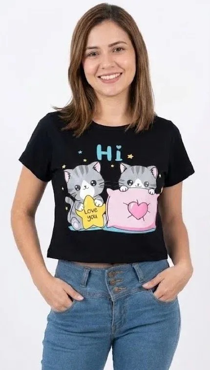 Playera estampada negra con estampado juvenil de gatitos grises, estrellas y detalles en color rosa y amarillo.