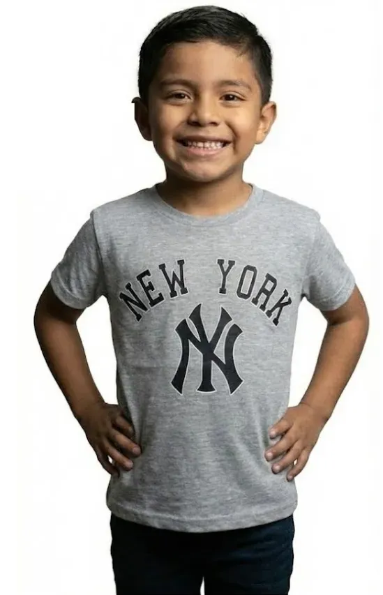 Playera gris de manga corta para niño con el logotipo de New York Yankees impreso en color azul marino al frente.