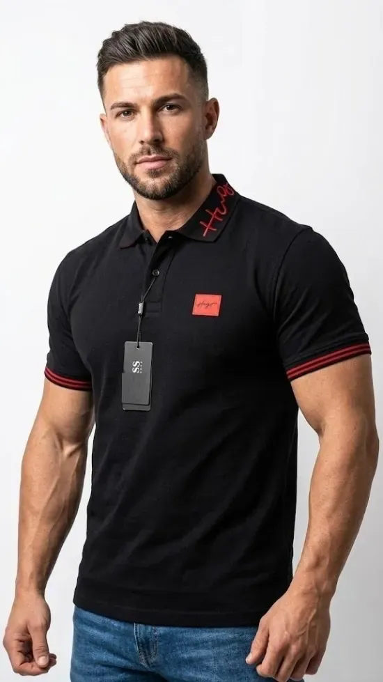 Playera tipo polo negra con detalles rojos en el cuello y mangas, y el nombre "Hugo" bordado en rojo.