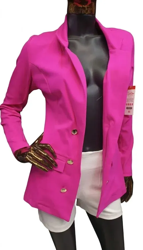 Saco casual tipo blazer en color rosa fucsia con solapa clásica y botones dorados decorativos al frente.