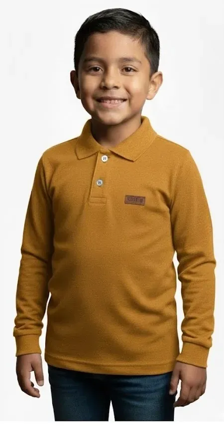Playera tipo polo de manga larga para niño en color mostaza, con textura de punto y detalle de parche en el pecho.