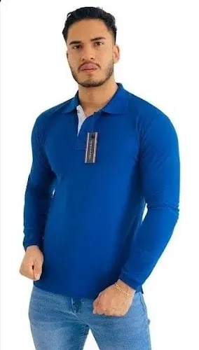 Playera de manga larga color azul rey con cuello tipo polo y botones frontales, de estilo casual y deportivo.