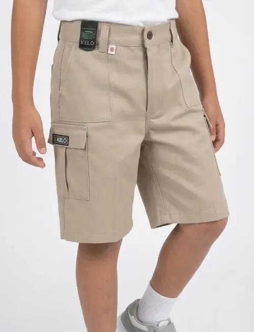 Short cargo en color beige para niño, con bolsillos laterales de solapa y corte relajado.