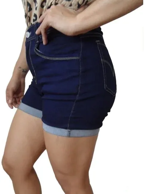 Short de mezclilla azul oscuro con dobladillo sencillo, talle alto y costuras decorativas en color ocre.