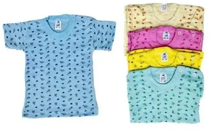 Playeras de manga corta para bebé con estampados pequeños en colores azul, beige, rosa, amarillo y turquesa.