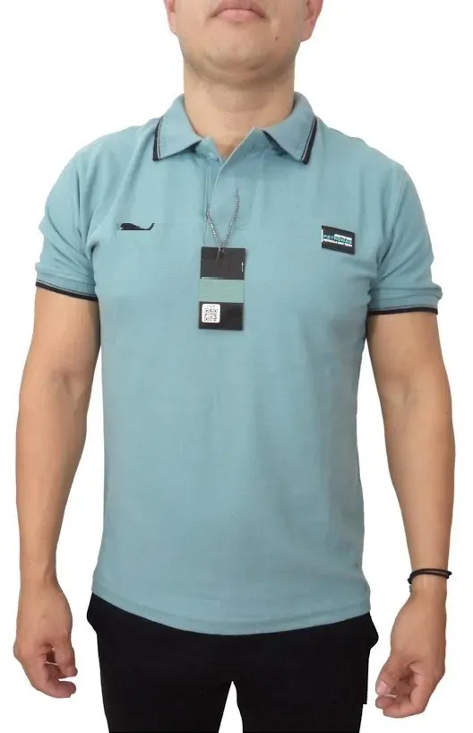 Playera tipo polo color azul turquesa claro con bordes negros en el cuello y mangas, de corte regular.