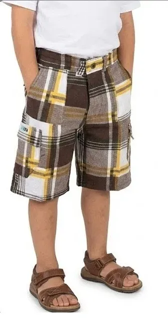 Short cargo de tela con estampado de cuadros en tonos café, amarillo y blanco, con bolsillos cargo y estilo veraniego.