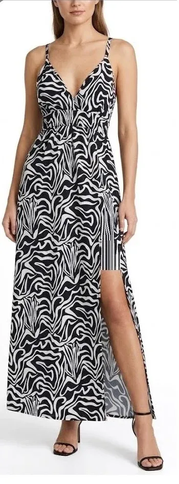 Vestido largo con estampado abstracto en blanco y negro, tirantes delgados, escote en V y abertura lateral en la pierna.