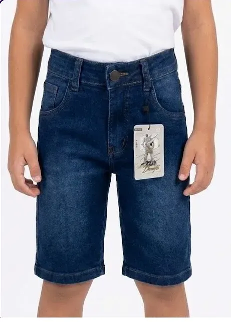 Short de mezclilla azul oscuro para niño con lavado suave, corte clásico y etiqueta decorativa en el bolsillo.