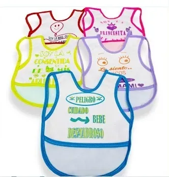 Set de baberos blancos con bordes de colores y frases divertidas serigrafiadas en tonos vibrantes para bebé.