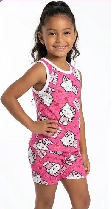 Conjunto de short y blusa sin mangas rosa con estampado integral de Hello Kitty en blanco y corazones rojos.