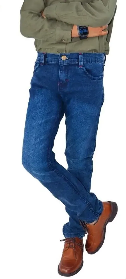 Pantalón de mezclilla azul oscuro de corte skinny para niño, con detalle de botón dorado y bolsillos funcionales.