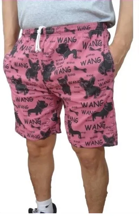 Short playero color rosa fucsia con estampado de bulldogs franceses negros y la palabra "WANG" en todo el diseño.