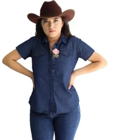 Blusa de mezclilla azul oscuro con manga corta, bolsillos con solapa en el pecho y cuello camisero de corte entallado.