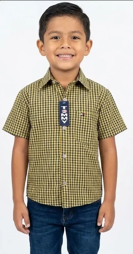 Camisa de manga corta para niño con estampado de cuadros pequeños en color amarillo y azul marino, estilo casual.