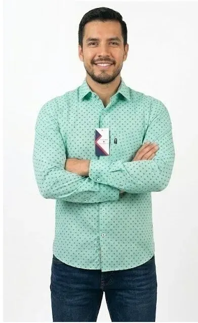 Camisa de vestir manga larga color verde menta con estampado discreto, manga larga y cuello clásico, ideal para un look casua