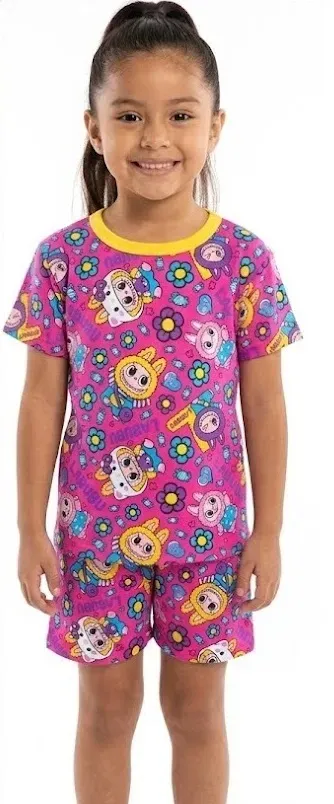 Conjunto de short y playera manga corta rosa con estampado colorido de personajes animados, flores y cuello amarillo.