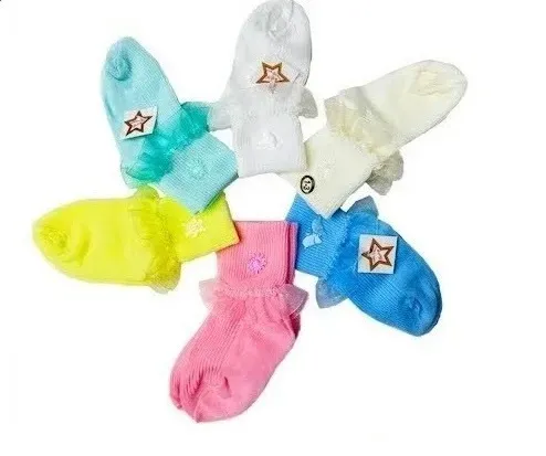 Calcetas para bebé con detalle de olán en el puño, disponibles en varios colores: amarillo, rosa, azul, verde y blanco.