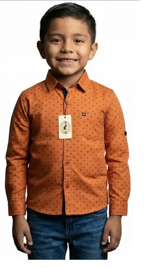 Camisa de vestir naranja de manga larga para niño con micro estampado de figuras geométricas y cuello clásico.