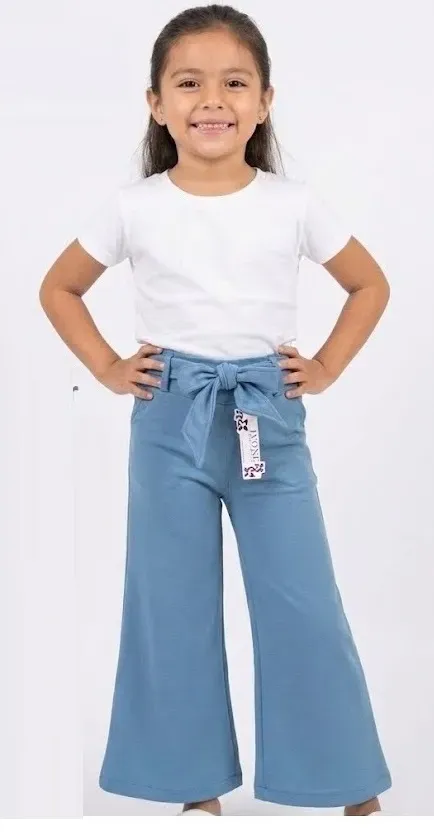 Pantalón acampanado de tela azul acero con corte acampanado y detalle de un gran lazo del mismo material en la cintura.