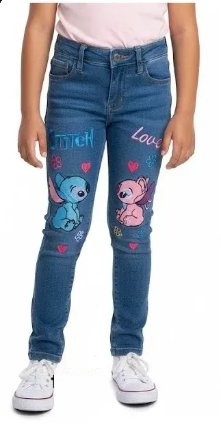 Pantalón de mezclilla con aplicaciones y bordado frontales de los personajes Stitch y Angel, corazones y flores coloridas.