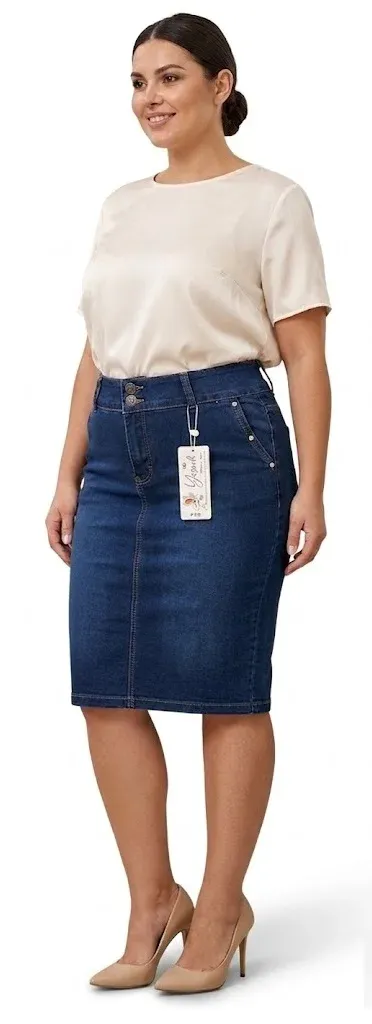Falda de mezclilla azul oscuro de corte lápiz hasta la rodilla con talle alto, doble botón y bolsillos frontales.