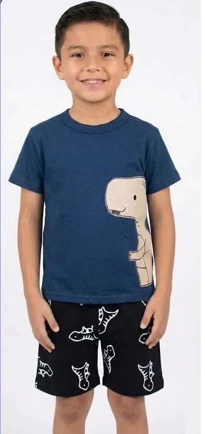 Conjunto para niño con playera azul marino con estampado de dinosaurio y short negro con patrones de esqueletos.