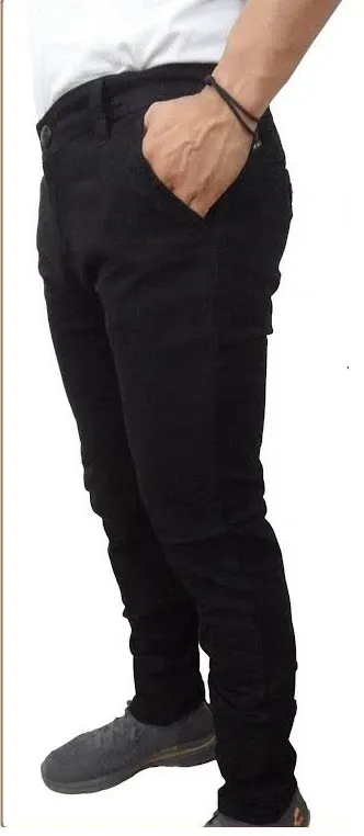 Pantalón casual negro de corte ajustado con bolsillos frontales sencillos y tela ligera de gabardina.