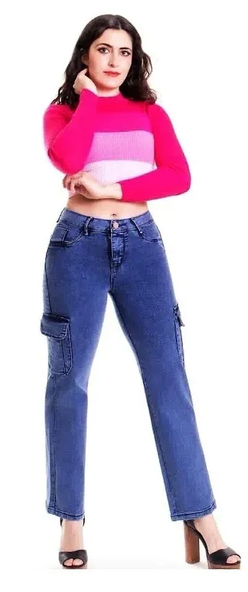 Pantalón cargo de mezclilla azul medio con bolsillos laterales de solapa en las piernas y corte recto de talle alto.