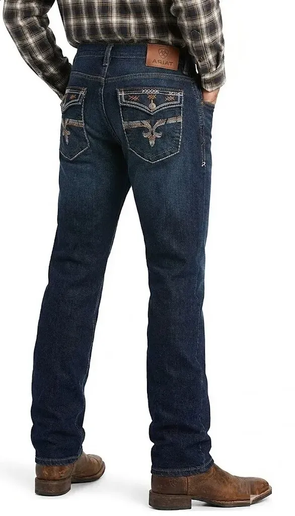 Pantalón vaquero de mezclilla azul oscuro con bordados decorativos en los bolsillos traseros y corte vaquero tradicional.