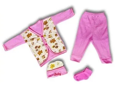Conjunto de 4 piezas para bebé en color rosa: saquito estampado, pantalón, gorrito bordado y calcetines a juego.