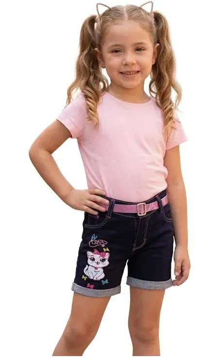 Short de mezclilla azul oscuro con bordado de gatita blanca y cinturón rosa de lunares con hebilla plateada.