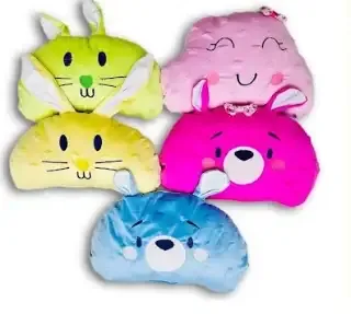 Almohadas infantiles suaves con formas de animales (conejo, oso, nube) en colores pastel: verde, rosa, amarillo y azul.