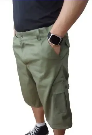 Bermuda de gabardina color verde militar con bolsillos laterales tipo cargo y corte casual para caballero.