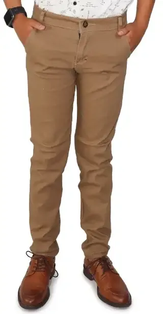 Pantalón de gabardina recto para niño en color beige arena, con bolsillos frontales y corte formal.