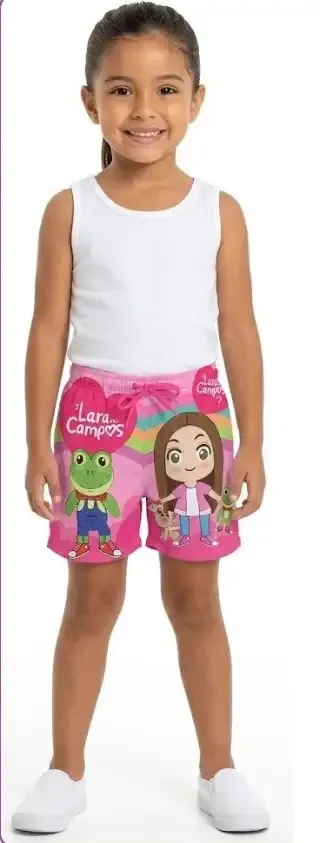 Short estampado rosa de niña, ranita verde y corazones con tipografía colorida.