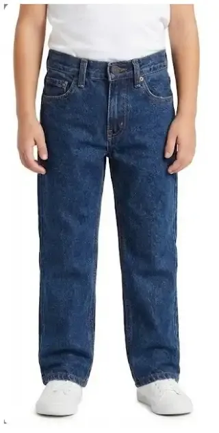 Pantalón de mezclilla azul clásico para niño con corte recto, cinco bolsillos y costuras en color ocre contrastantes.