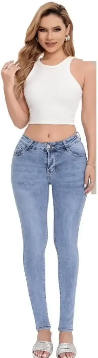 Pantalón Surprise azul claro con lavado suave, corte skinny de talle alto y diseño clásico de cinco bolsillos.